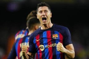 开云体育App-莱万多夫斯基意外战胜切尔西，大比分获胜引爆全场！赢得满堂喝彩(莱万多夫斯基不代言华为了)