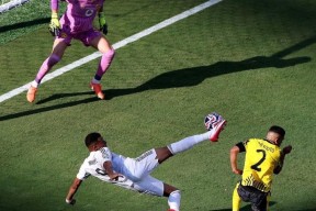 开云体育入口-关键时刻西甲焦点战，巴塞罗那防线松动，气氛紧张，临场指挥获称赞(巴萨是哪个国家的球队)